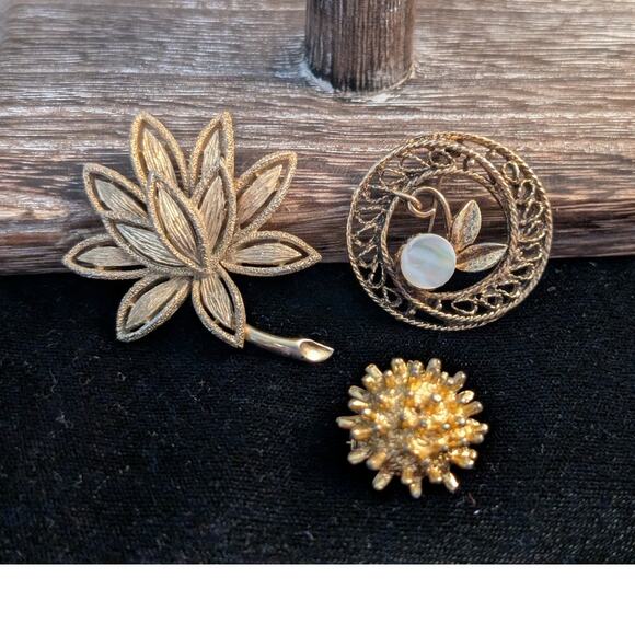 Lot of Three Vintage Gold Tone Brooches - Picture 1 of 5